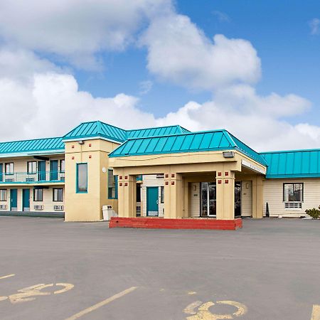 Econo Lodge Utica Eksteriør bilde
