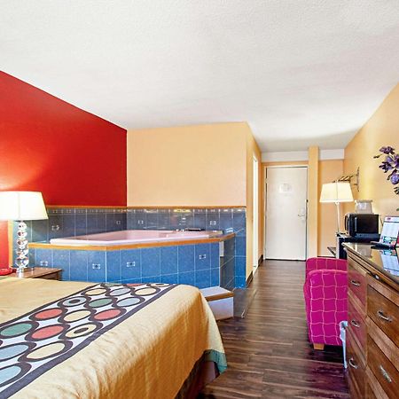 Econo Lodge Utica Eksteriør bilde