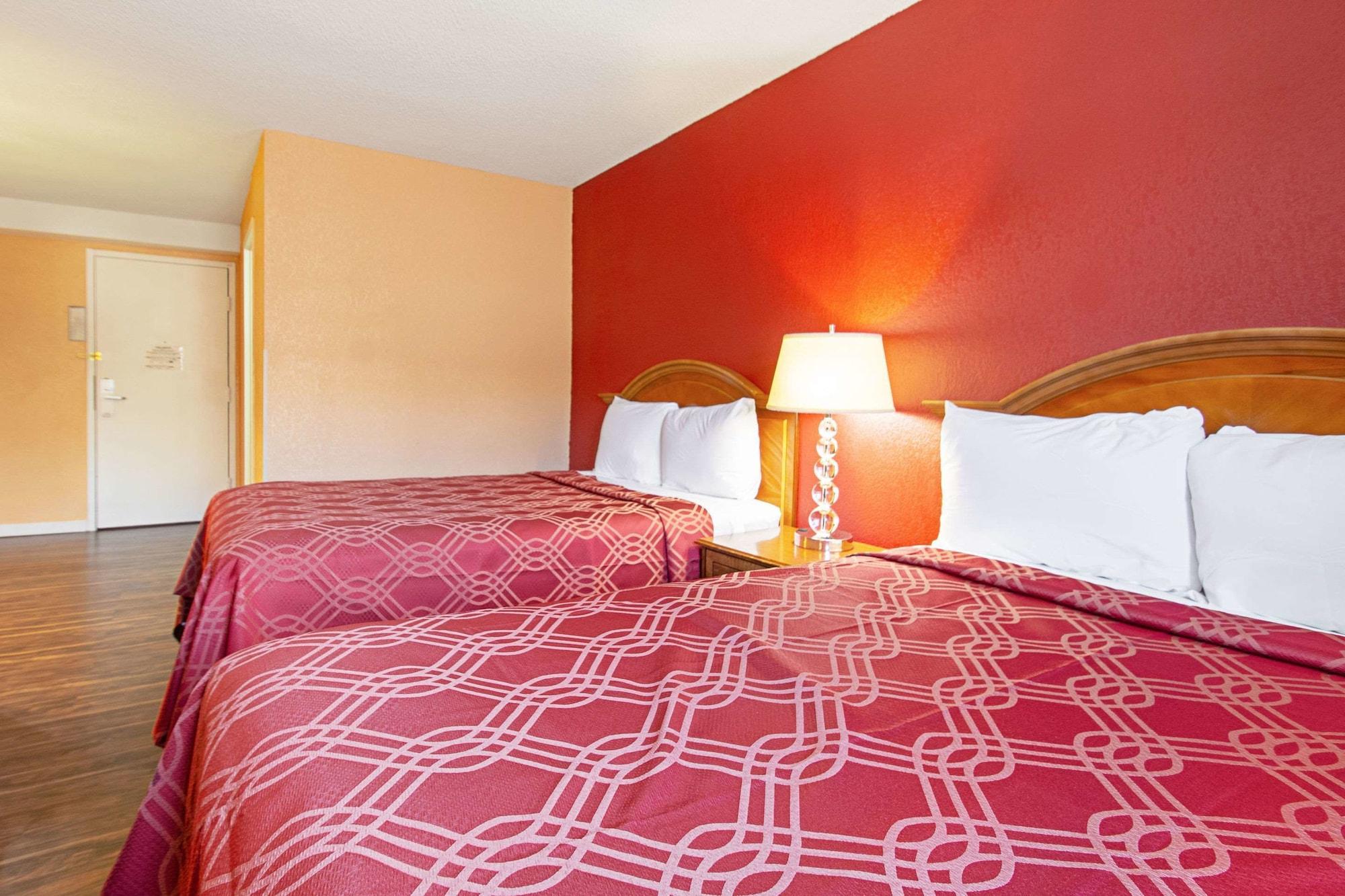 Econo Lodge Utica Eksteriør bilde