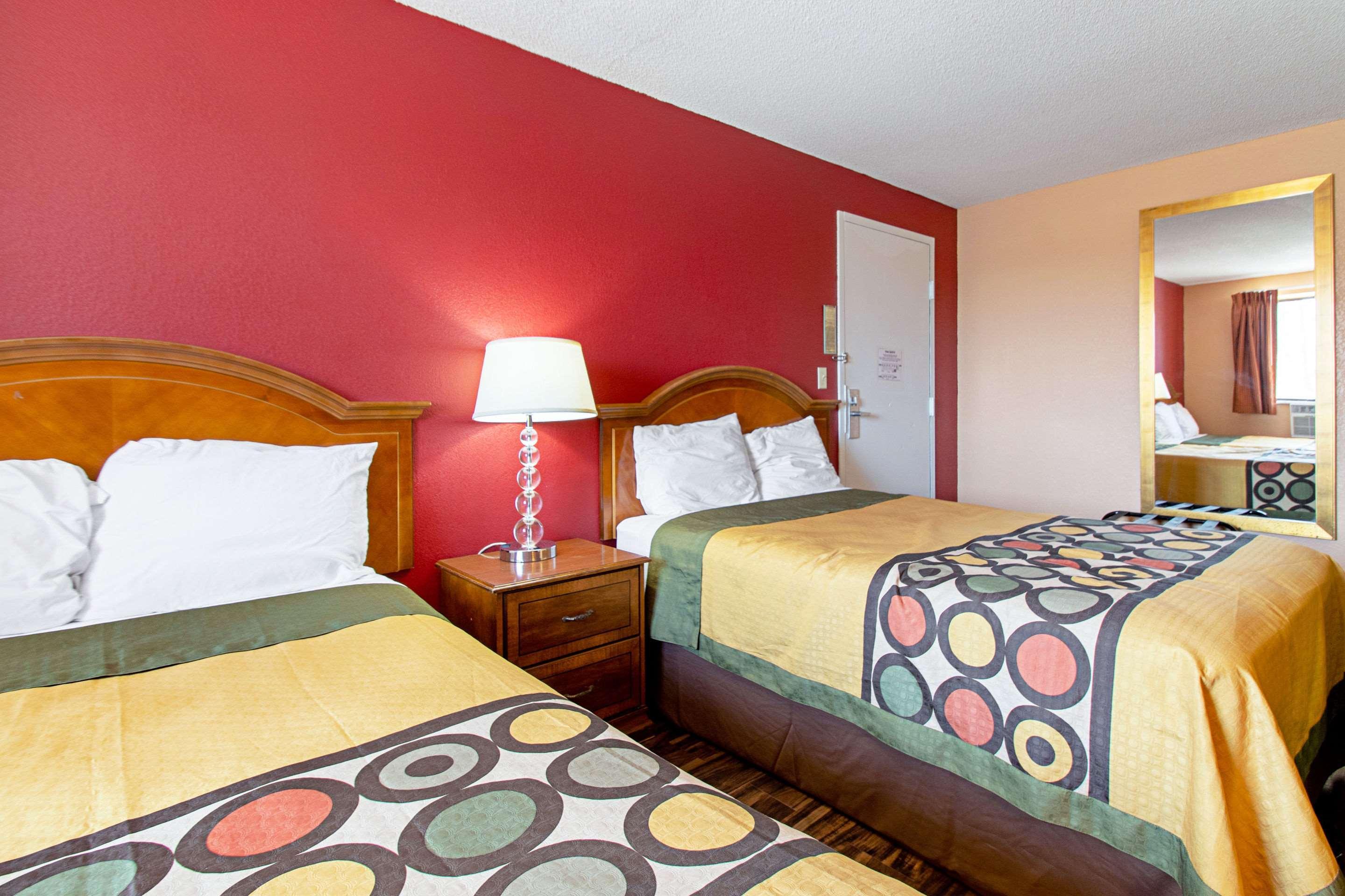 Econo Lodge Utica Eksteriør bilde
