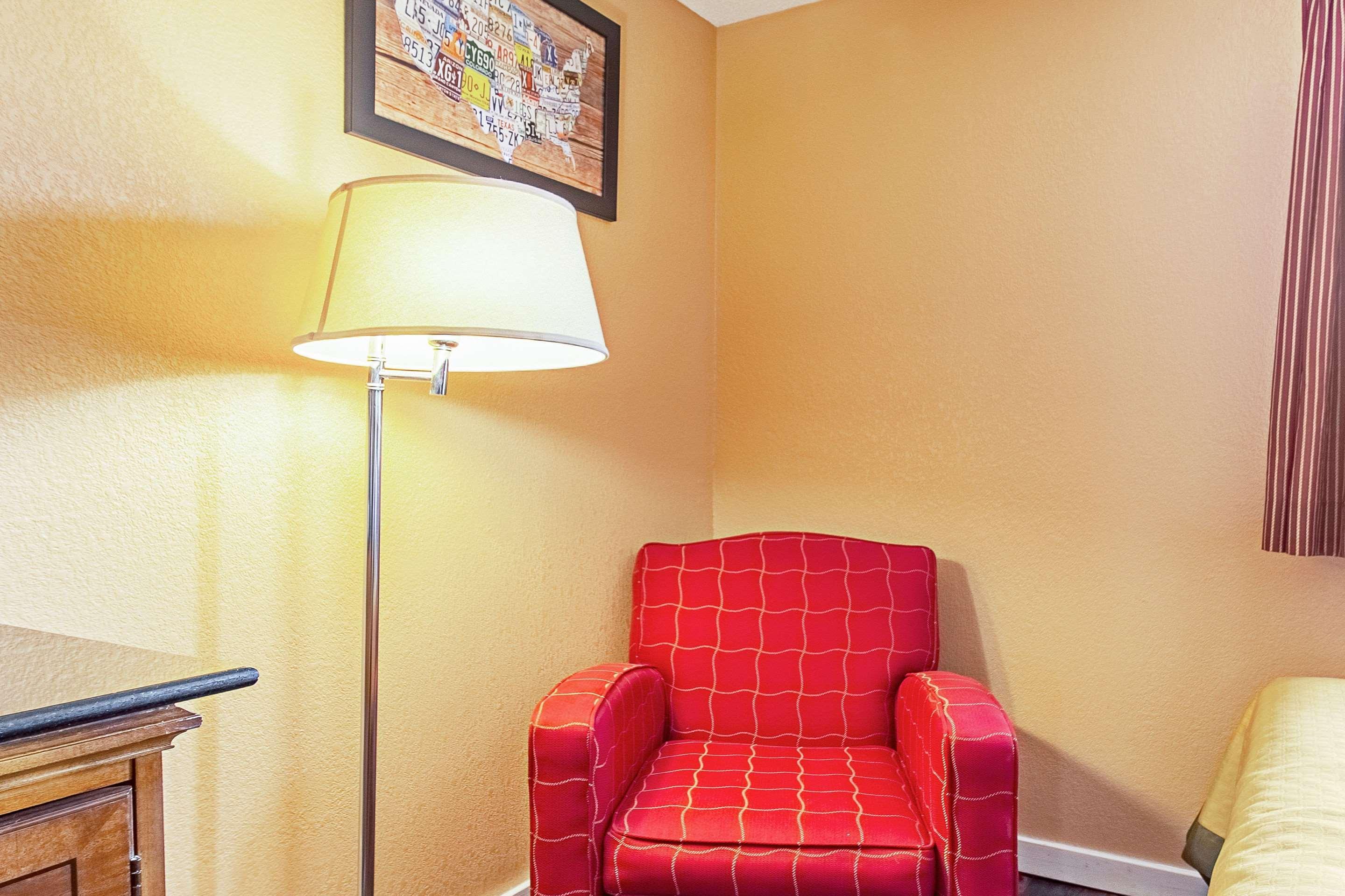 Econo Lodge Utica Eksteriør bilde