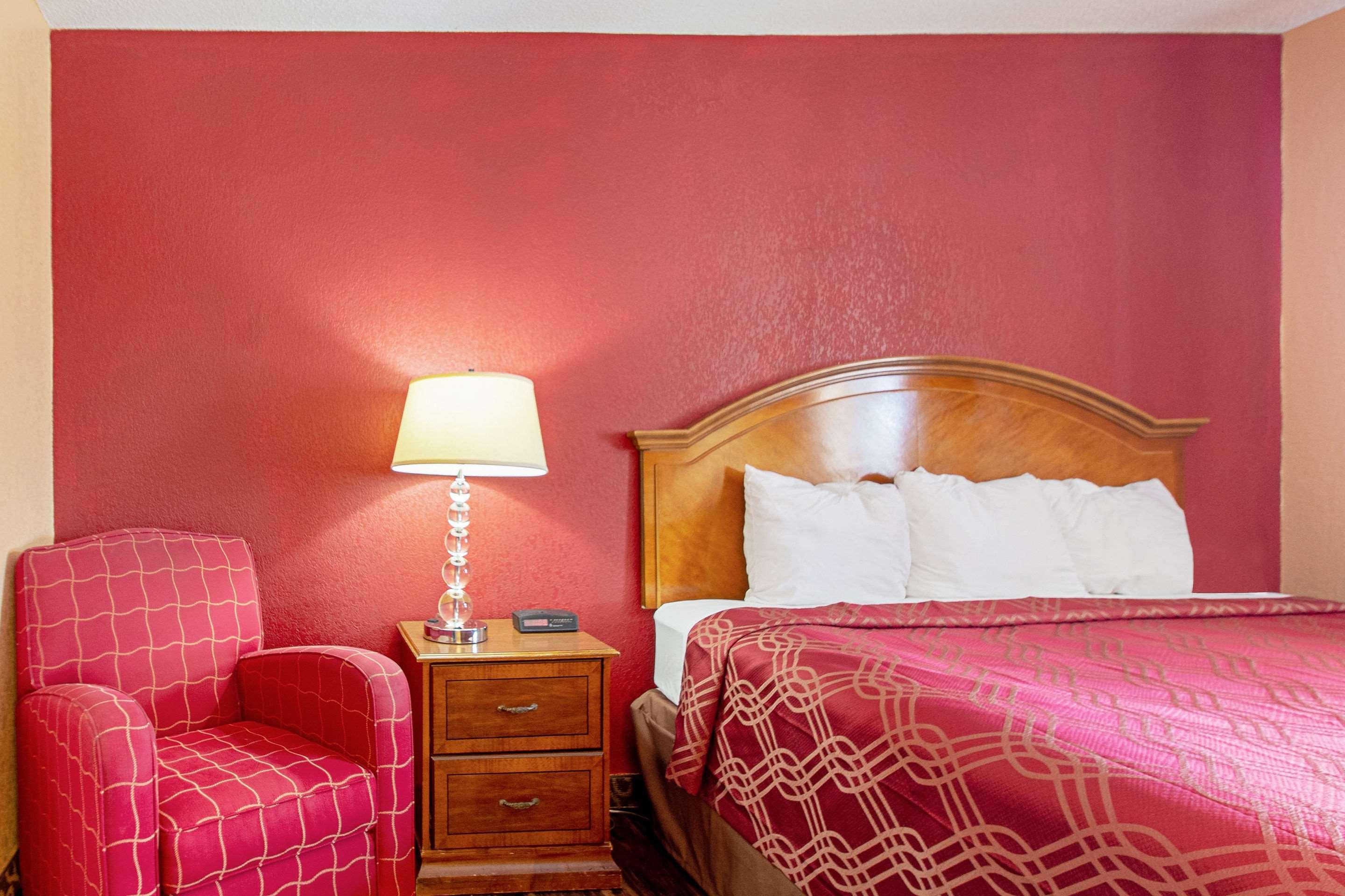 Econo Lodge Utica Eksteriør bilde