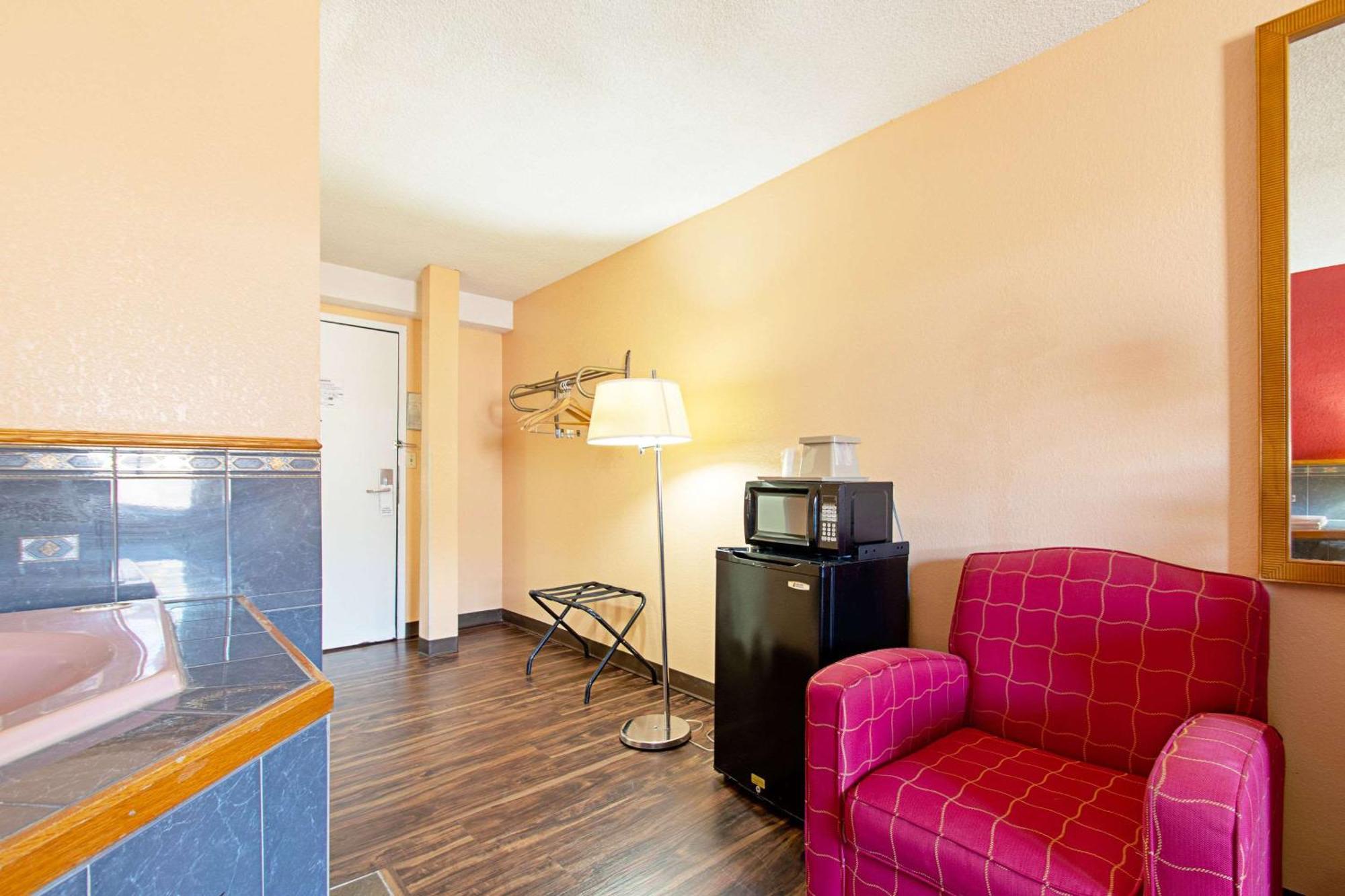 Econo Lodge Utica Eksteriør bilde