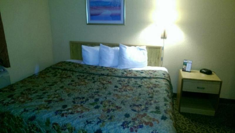 Econo Lodge Utica Eksteriør bilde