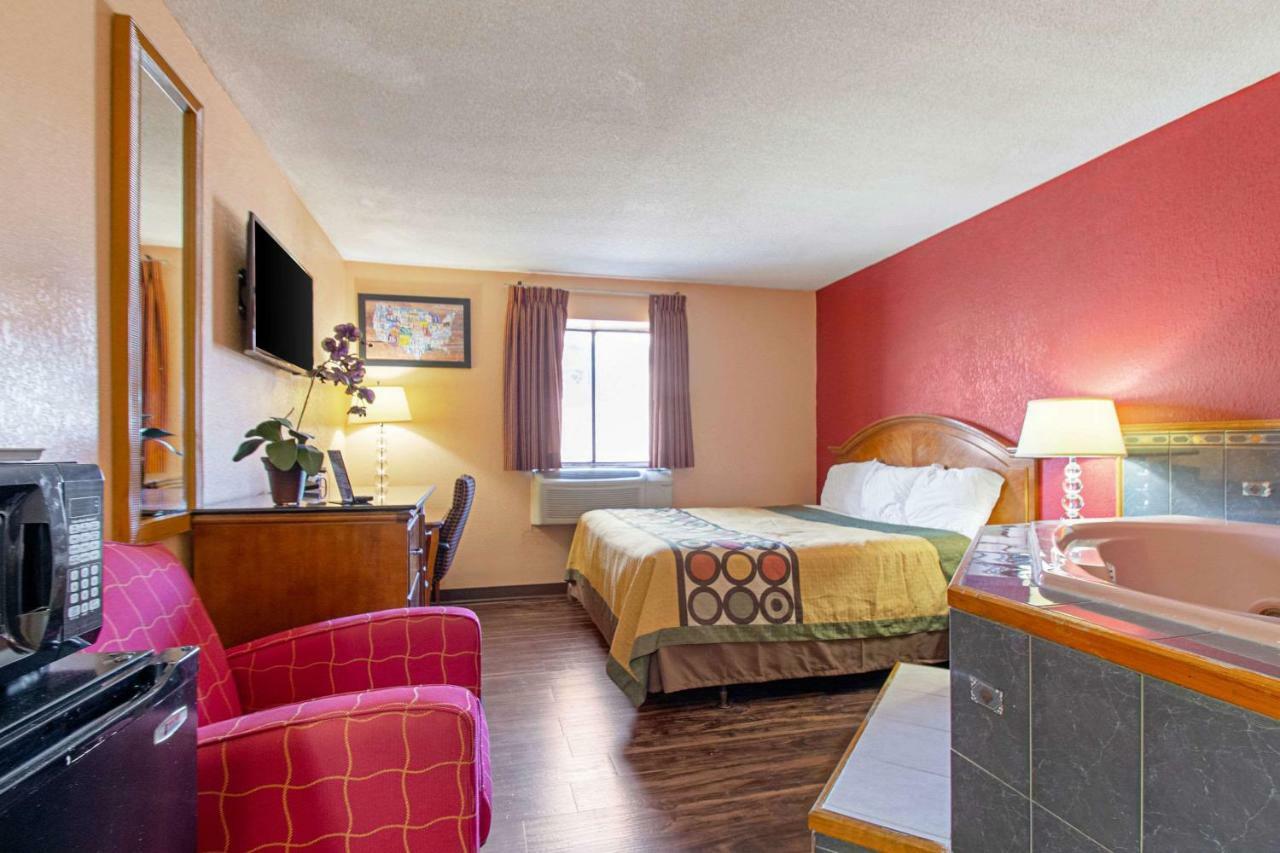 Econo Lodge Utica Eksteriør bilde