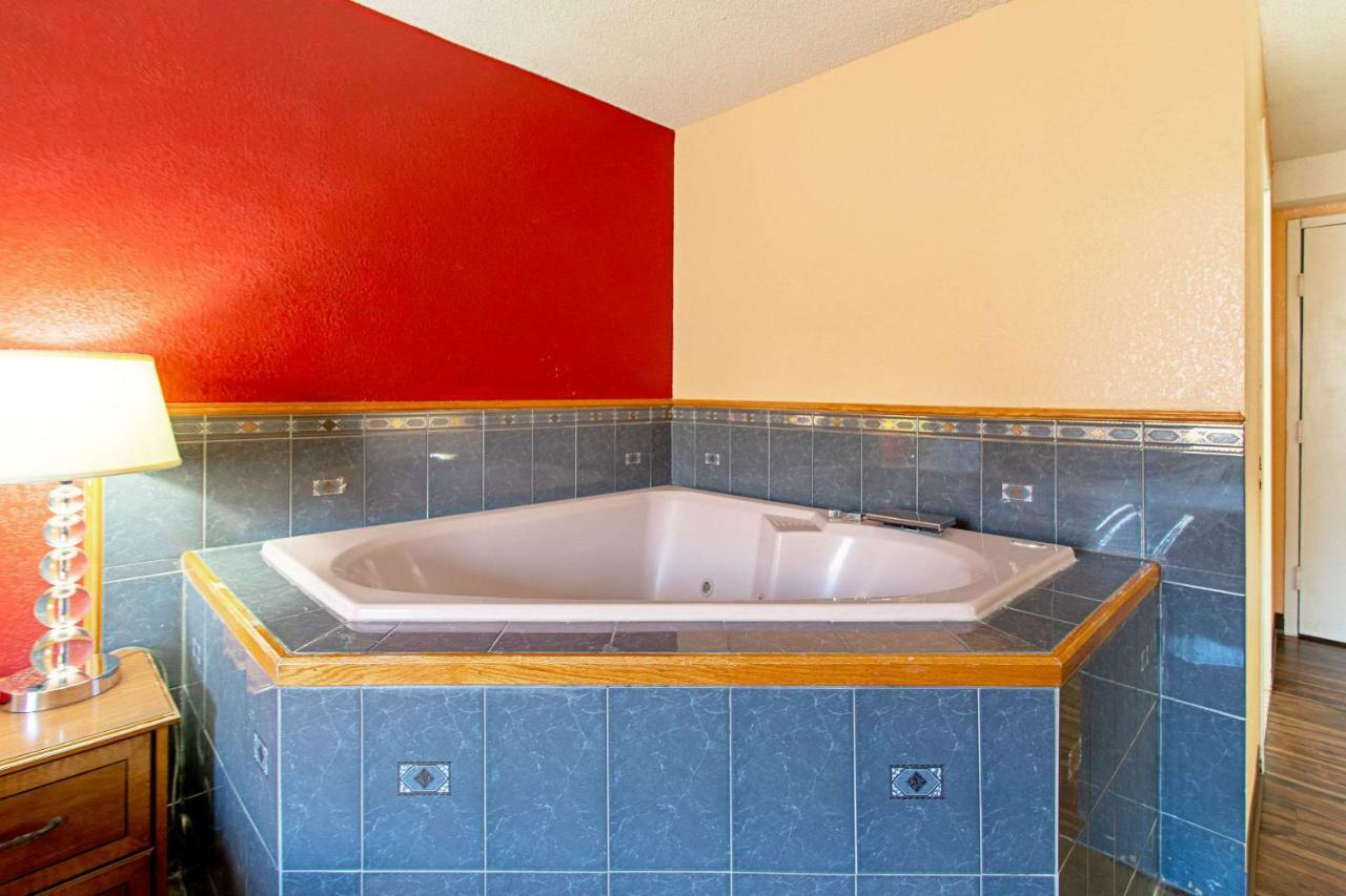 Econo Lodge Utica Eksteriør bilde